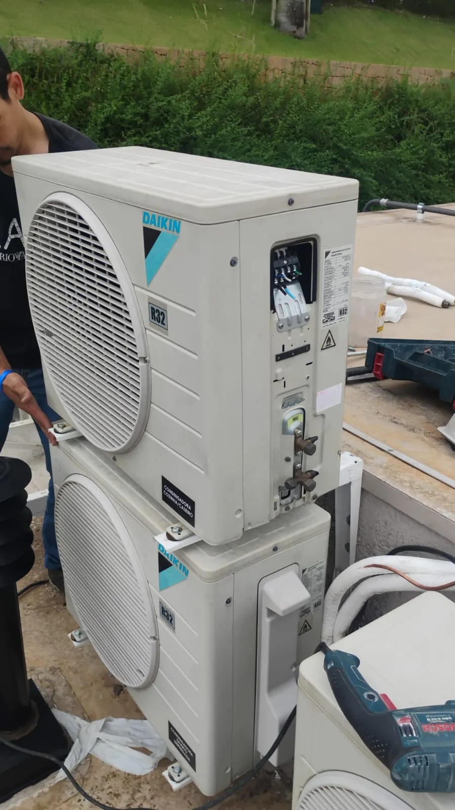 Montagem de condensadoras Daikin pela equipe da Refrigeração Araújo